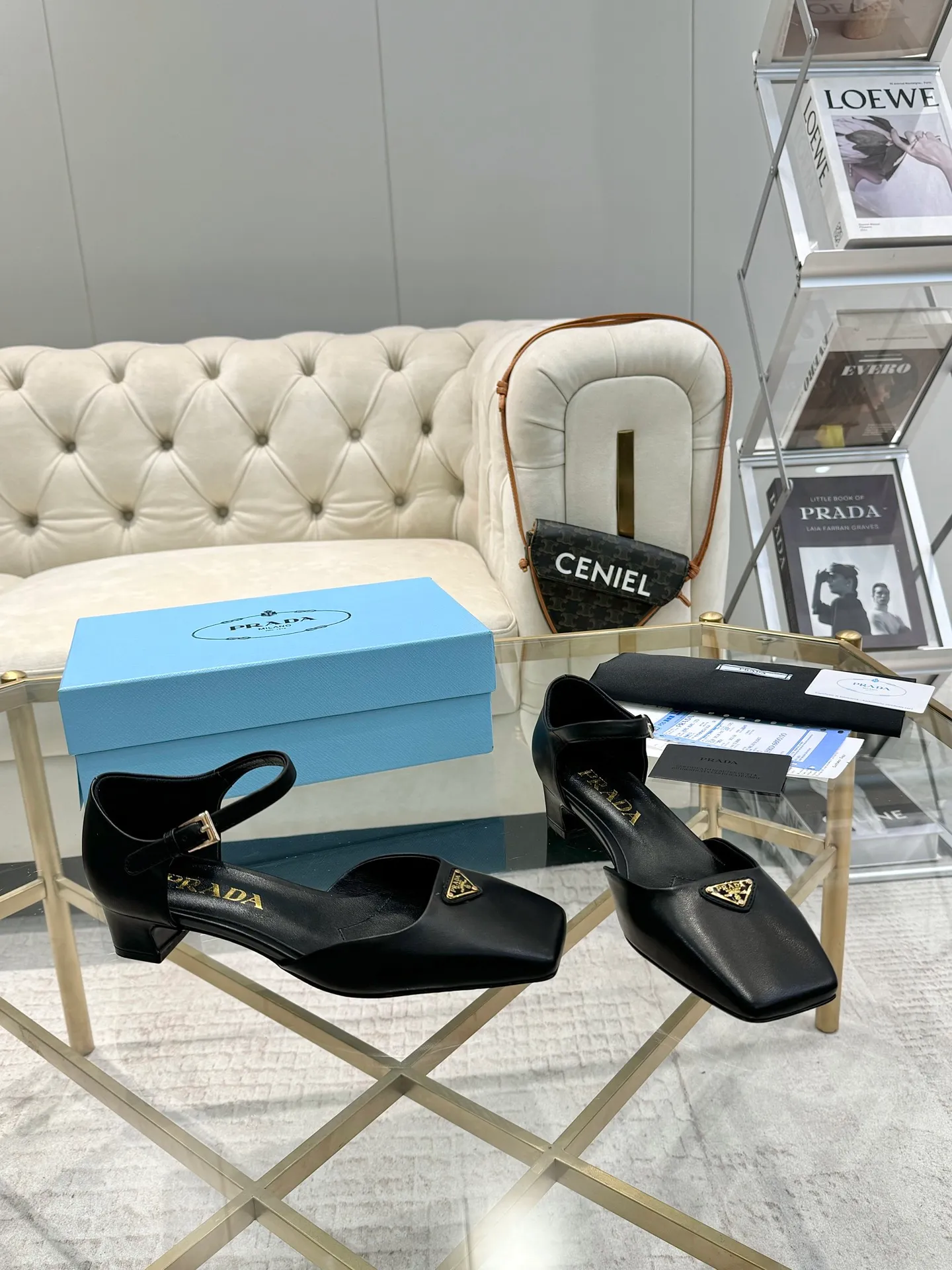 👟👟Ex-factory price 580👟👟 (imitation leather bottom-20) 👈Remove the original board and make a 1:1 replica‼ ️ The highest version of Prada's early spring catwalk hot style 😘The latest spring style Retro Mary Jane series, genuine leather soles, simulated leather soles, a must-have for goddesses, super comfortable on the feet, reducing age 👉The upper is made of imported calfskin, comfortable and small square toe, retro and playful, lining + feet, imported sheepskin lining, breathable and comfortable, private molded buckles (all original logos), size 35M-39M (34 40 41 42 Customized, non-returnable and non-exchangeable)✅